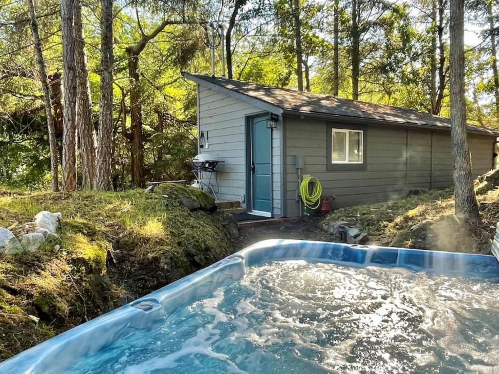 Cozy Cabana with Large Private Outdoor Hot Tub