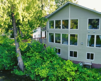Campbell River 2 Bedroom Getaway – Right On The River