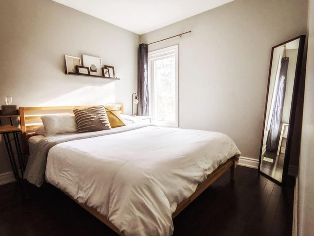 Inviting 2BR Townhouse with 2 WFH Setups and WiFi