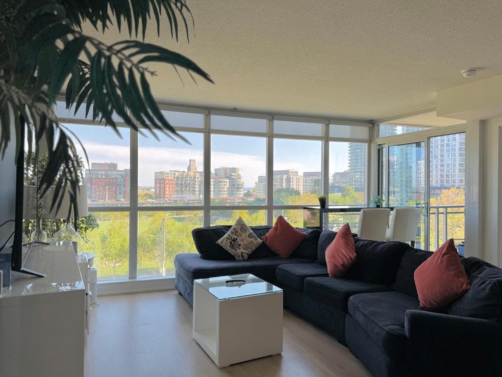 LakeView 2Bdrms 2Baths with 3 real beds and parking