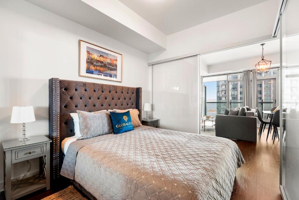 1 Bedroom & Den Condo Lake Ontario View in Downtown Toronto
