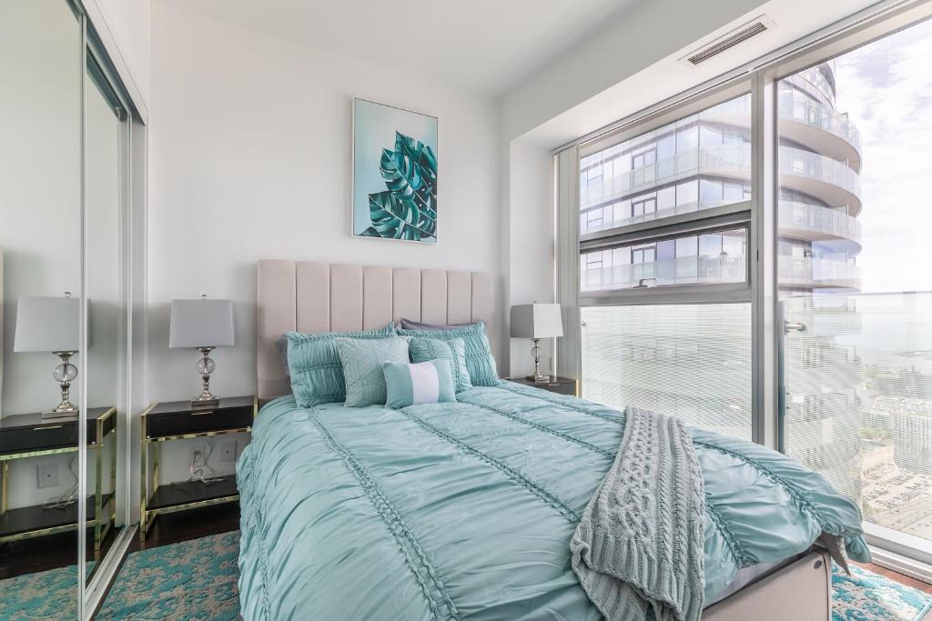 Unbeatable 53 Floor CN Tower view in the Heart of Toronto