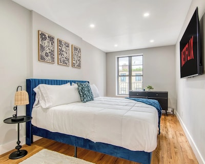 Pent House on Bruckner New Luxe 2BR 2BA King Bed Fast Wi-Fi 15 Mins to Times Square