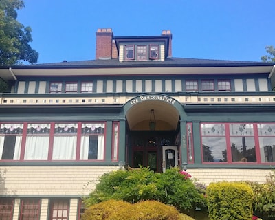 Beaconsfield Inn