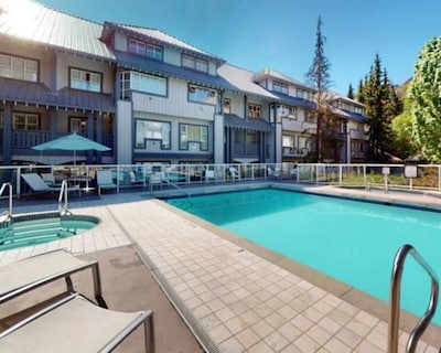 New Ski-in/out 2bdr Penthouse With Pool / Hot Tub