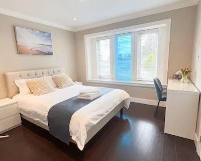 Near Skytrain and QUIET Private Bedroom Ensuite BathRM Free Wifi & Coffee Cozy