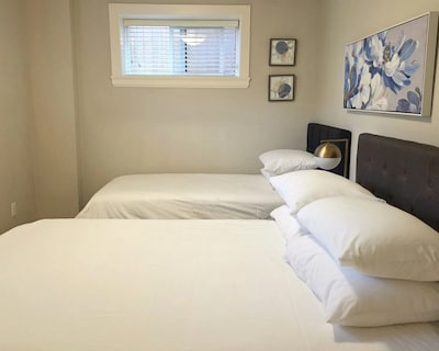 1 Bedroom Suite Near Metrotown & Skytain