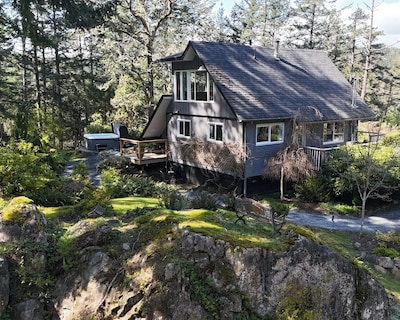 Private Cozy Metchosin Cottage Near Hiking Trails  Beaches And Lake.