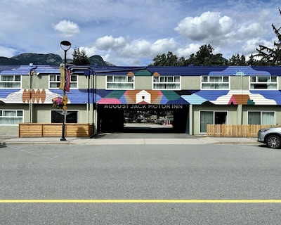 August Jack Motor Inn