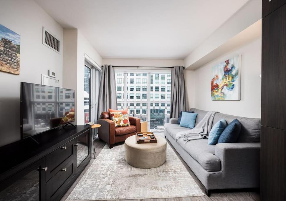 Welcoming Downtown Condo with WFH setup Balcony