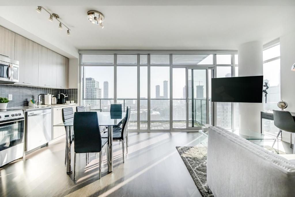Epic 2BR Condo with Panoramic CN Tower & City View