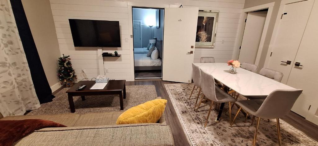 Two Bedroom Suite with AC, Sleeps 8- Welcome Snacks and Drinks Included