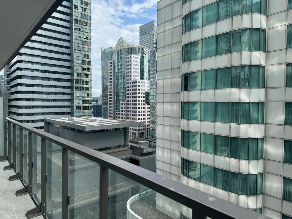 Modern 2 Bed, 2 Bath with Balcony – near CN Tower and Rogers Center