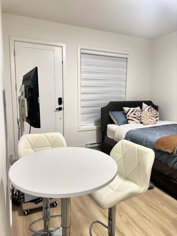 Quiet Private Room Victoria – PS5, Fast WiFi, Parking