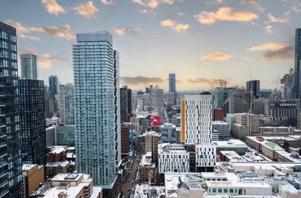 Chic 2 Bedroom Close to Eaton Centre