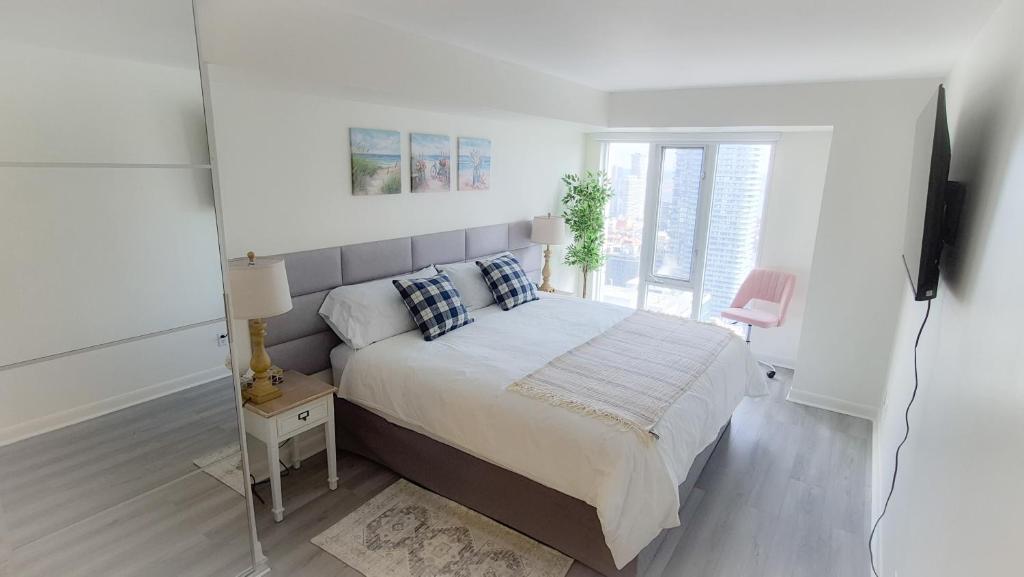 Luxury 42nd Floor Suite at Pantages, Free Parking, Steps to Eaton Centre & Dundas Sq