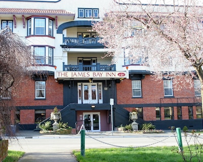 James Bay Inn Hotel Suites & Cottage