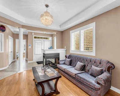 Luxury Mansion by Toronto & YYZ I Large Backyard