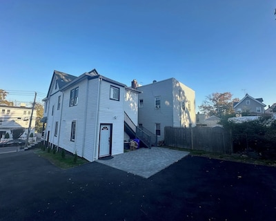 Comfort Meets Style 3-bedroom Apartment With Wifi And Parking Close To Nyc