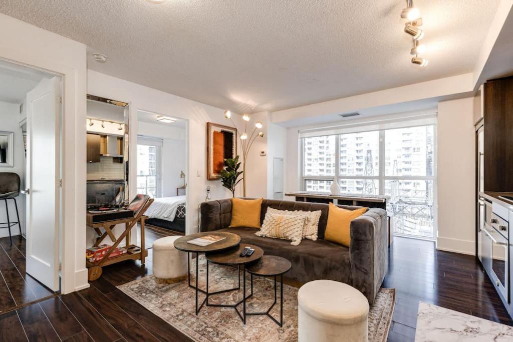 3BR Rooftop Pool Gym Steps to MTCC and CN Tower with Parking