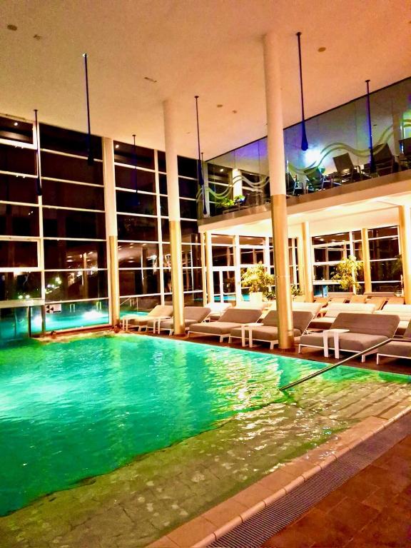 WHIRLPOOL-SUITE AMADEUS – Weitblick – Golf & Wellness – direkter Bademantelgang – ADULTS ONLY