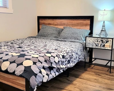 Adorable 2-bedroom Basement Suite