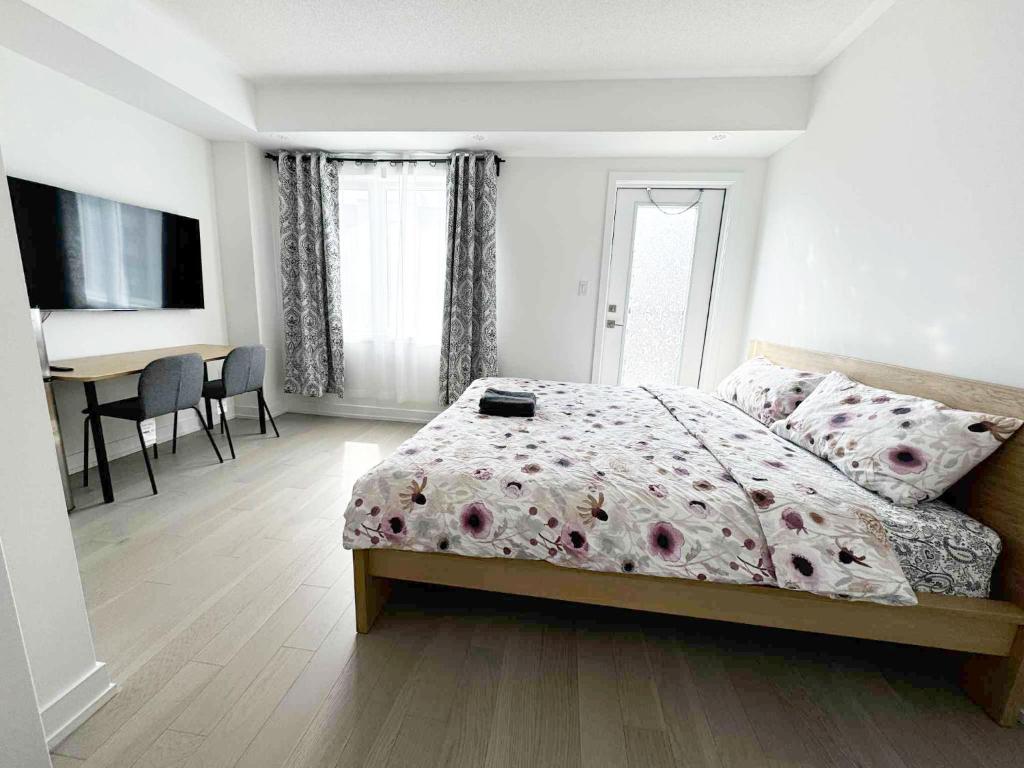 Modern Private Room Private Bathroom with King Bed with TV and Optional Balcony 10 minutes to Rogers Stadium Midtown Downtown Toronto