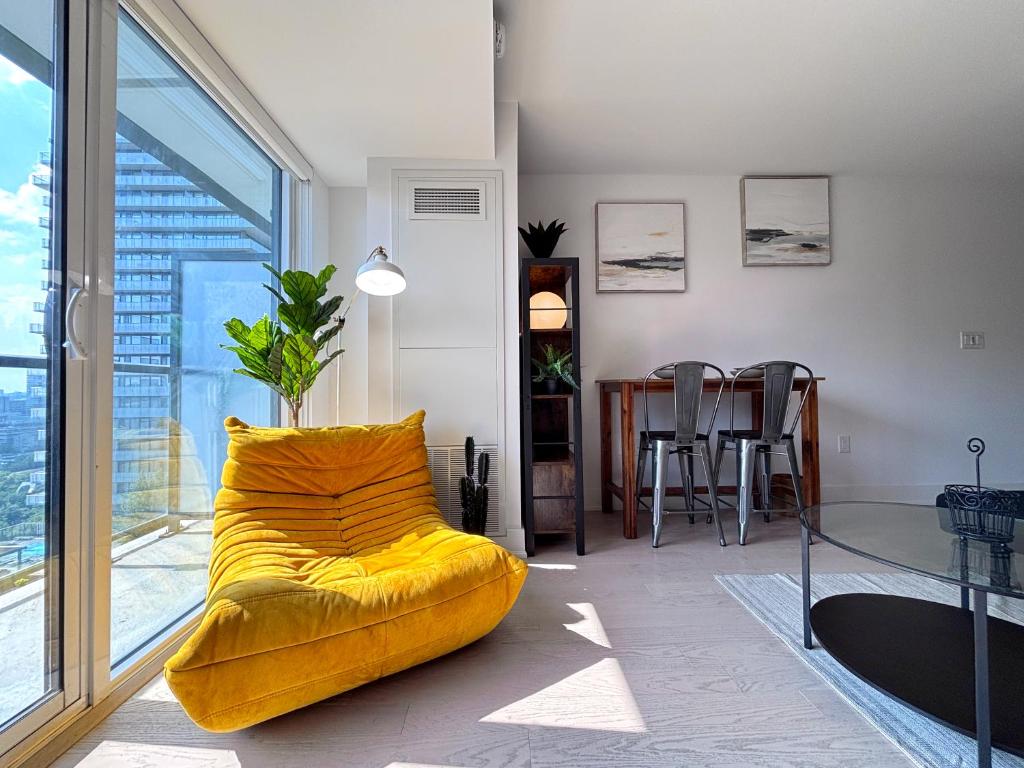 DT Cozy 1B1B with Den near UofT and Bay St