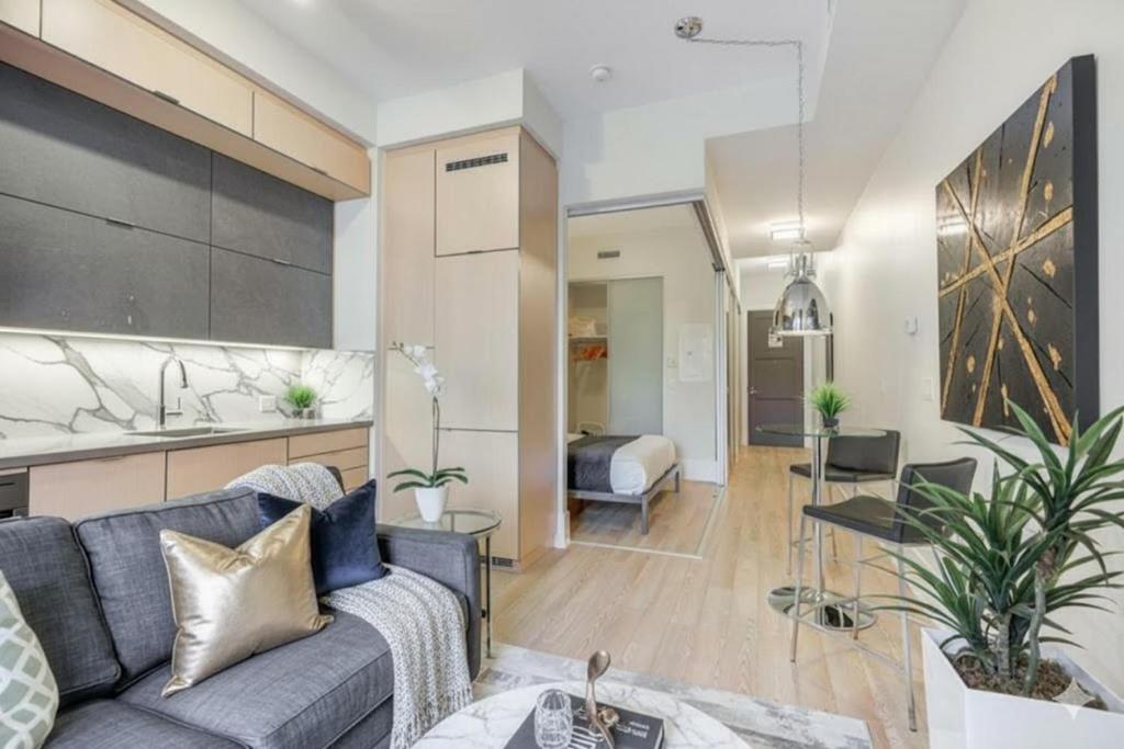 Metropolis Loft – CN Tower