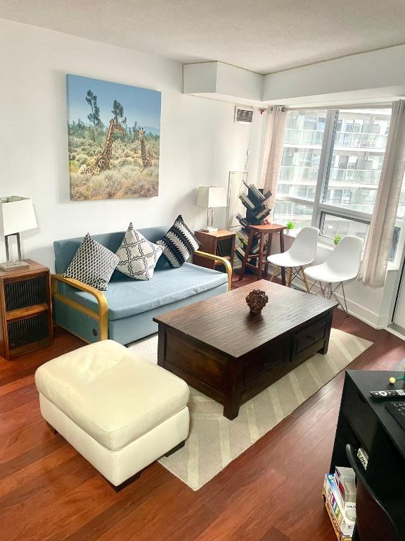 Core Downtown Toronto-8 Sleeper-4 Beds-2 Bathrooms-Washrooms-Free Parking-CN Tower-Ripleys Museum-Blue Jays Stadium In front-Indoor Gym-Swimming Pool-Jacuzzi Sauna-Filter Drinking Water-WiFi