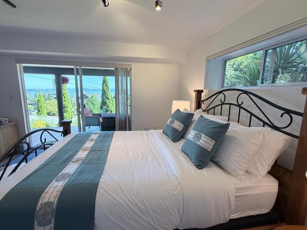 Cozy Ocean View Retreat