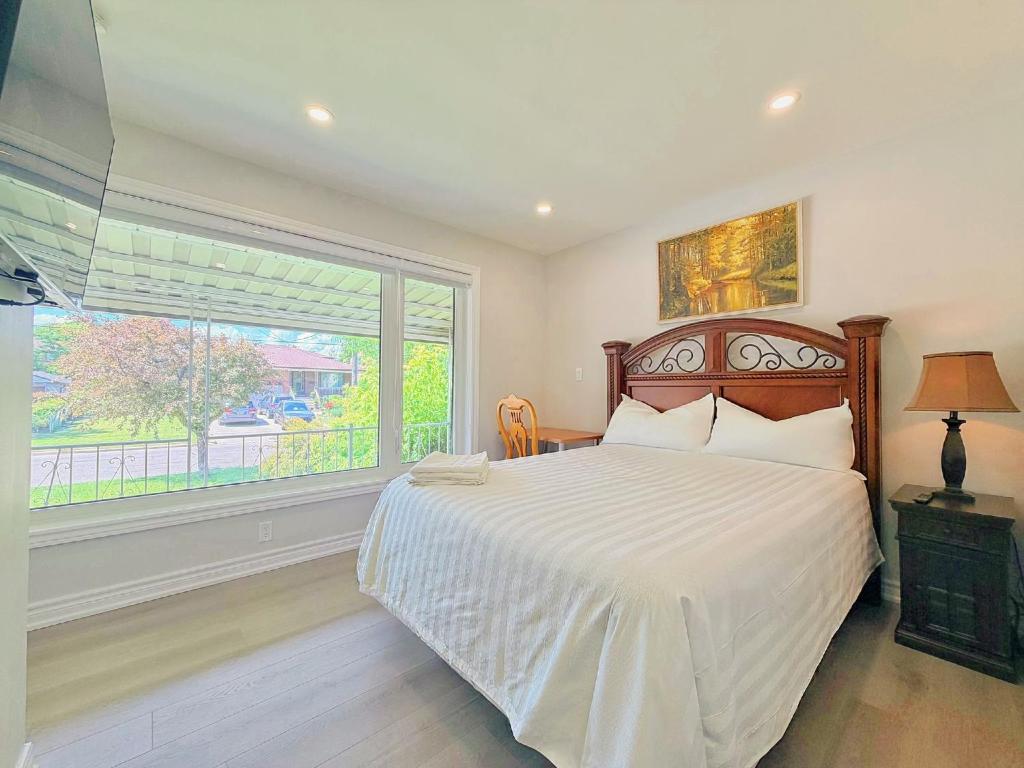 Modern Ensuite Rooms – Walk to Subway Station & Rogers Stadium
