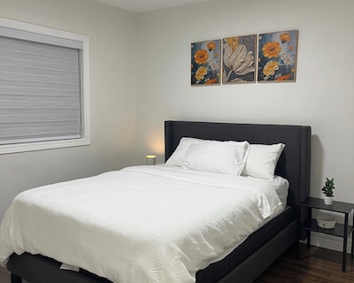 Cozy 2-Bed with Kitchen and Patio in Midtown Toronto