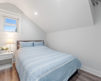 Cozy Renovated 2br Laneway Home