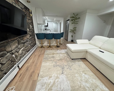 Comfortable 1BR Apt / Parking / Perfect for Families & Groups
