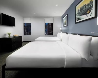 2x Deluxe Two Queen Beds Room At Oyo Hotel Times Square