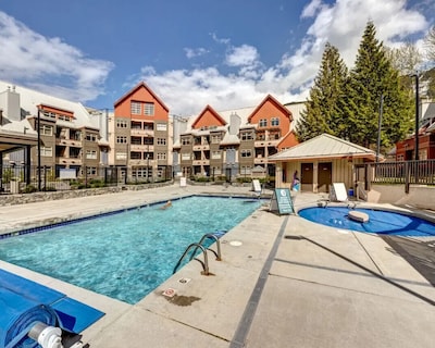 Creekside Slopeside 1BR with pool hot tub BBQ