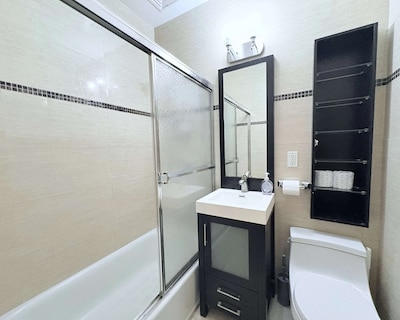 4 Beds W/ Balcony – Steps From Empire State Building