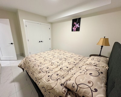 Your White Rock Beach Getaway: 2br Suite Modern Living And Ocean Proximity!