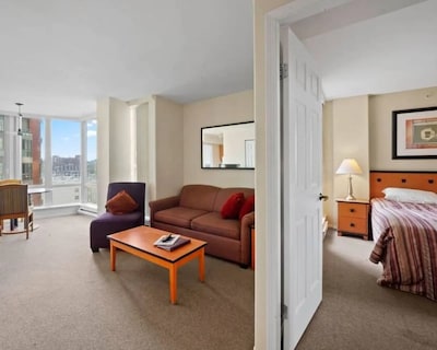 1bd+den Condo With Free Parking In Downtown!