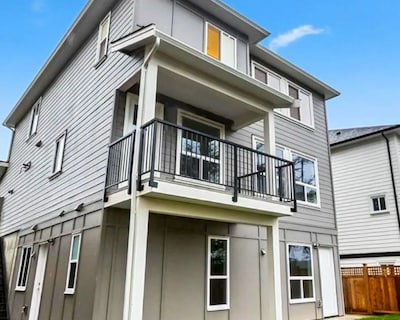Luxury 4BR Home Bear Mountain | Victoria Sleeps 8+