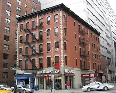 Carlton Arms Hotel