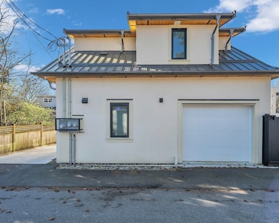 Brand-new Cozy & Spacious 2 Bed/1 Full Bathroom Laneway House