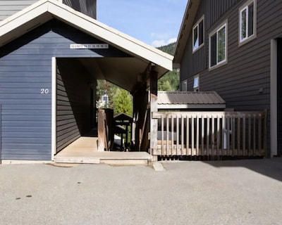 Modern 2BR Creekside Townhome  Patio Walk to Gondola Free Parking!