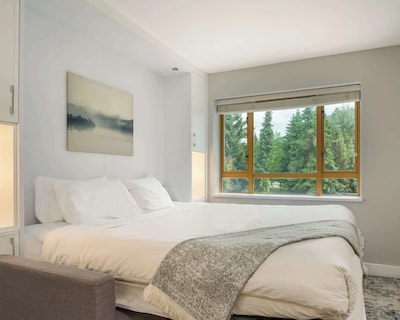 Fresh Reno With King Bed Pool & Hot Tub In The Village