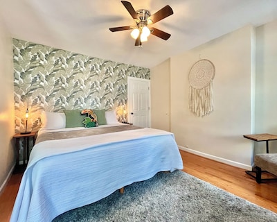 Chelsea Concrete Jungle House – Spacious 1 Bedroom – Sleeps 4