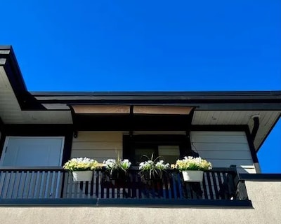 2BR 1.5BA Full Kitchen Private Guest House – Free Parking – Central Location