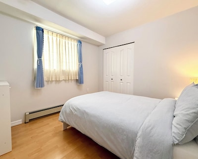 Spacious And Cozy Ground-level 3-bed Suite. Walk To Metrotown Mall And Skytrain!