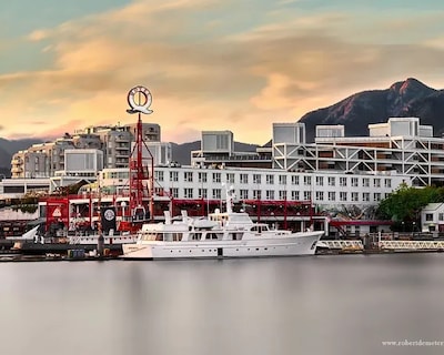 Coast Lonsdale Quay Hotel