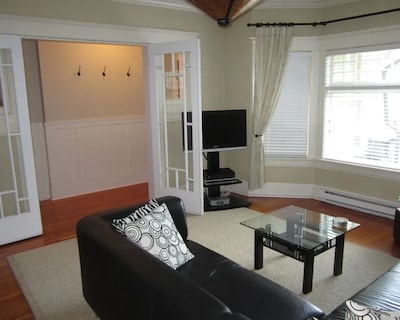 3 Bedroom 3.5 Bath Kitsilano Luxury Custom Build – Sleeps 6